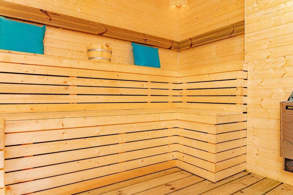 Unique Home W/Garden Hot Tub, Sauna & Cinema Room Londra Exterior foto